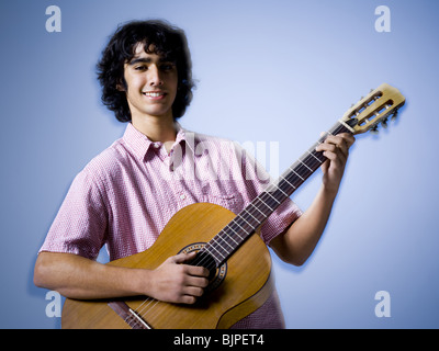 Teenager Gitarre spielen Stockfoto