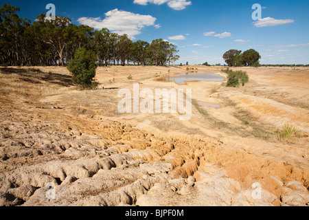Einer landwirtschaftlichen Bewässerung Loch auf einer Farm in der Nähe von Shepperton, Victoria, Australien, getrocknet fast aufgrund der Dürre. Stockfoto