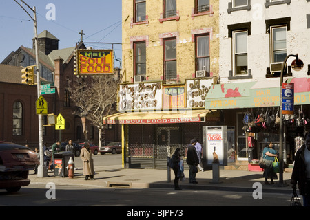 125th St. (Dr. Martin Luther King Boulevard) und Morningside Ave., Harlem, New York City Stockfoto