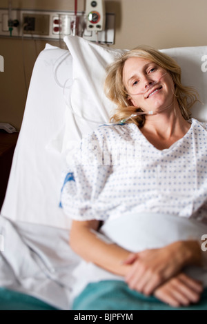 Frau im Krankenhausbett Stockfoto