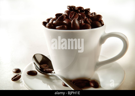 Frische Kaffeebohnen in eine Kaffeetasse. Fotos zu trinken. Stockfoto