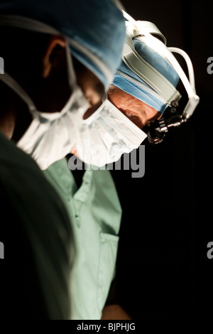 Medizinisches Personal in der Chirurgie Stockfoto
