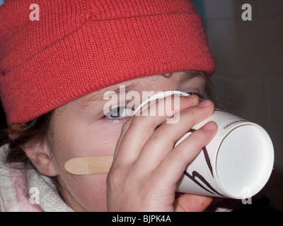 Junges Mädchen trinken heißen Schokolade Stockfoto