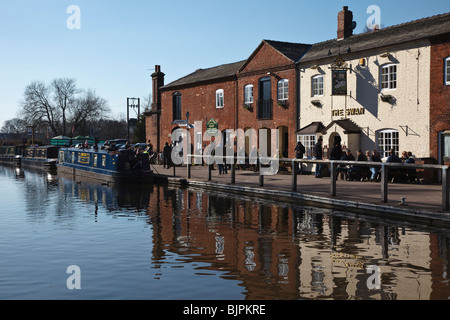 Canalside Pub "The Swan" an Fradley Verzweigung, Staffordshire, England Stockfoto