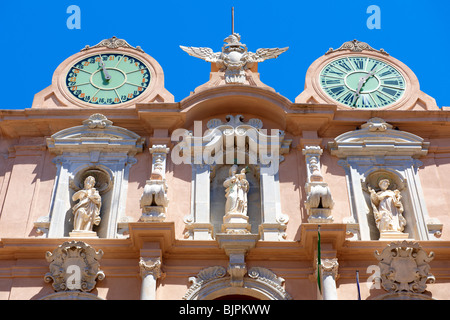 Statue der Madonna von Trapani auf der barocken Palazzo Senatorio [Rathaus] Trapani, Sizilien Stockfoto