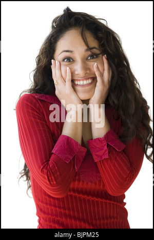 Frau macht Peace-Zeichen Stockfoto