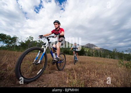 Mountainbiker in der Wildnis Stockfoto