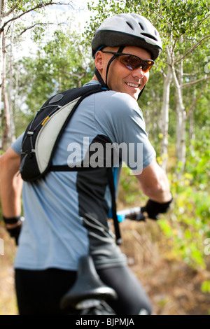 Mountainbiker posiert im Wald Stockfoto
