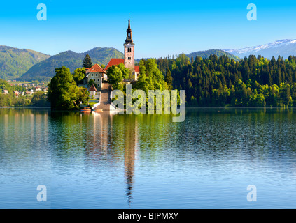 Übernahme der Wallfahrtskirche Maria in der Mitte des Sees Bled Slowenien. Stockfoto