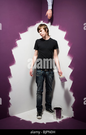 Teenager, die eine Leiter klettern Stockfoto