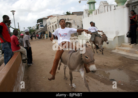 Ein Reiter auf seinem Esel während des jährlichen Rennens stattfindet während Maulidi, Lamu, Kenia Stockfoto