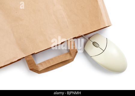 Computer-Maus und Einkaufstasche auf weißem Hintergrund Stockfoto