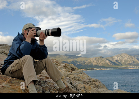 Mann-Fotograf ein Foto einer Landschaft mit Teleobjektiv, South Western Cape, Südafrika Stockfoto