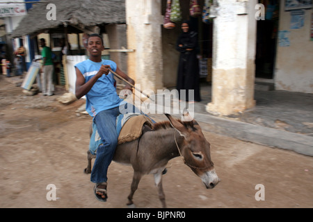 Ein Reiter auf seinem Esel während des jährlichen Rennens stattfindet während Maulidi, Lamu, Kenia Stockfoto