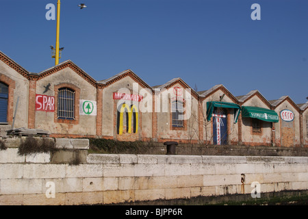 Venedig - McDonalds Graffiti auf Kai Altbauten Stockfoto