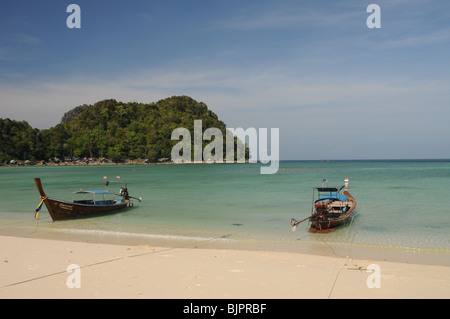 Zwei thailändischen Long-tailed Boot in Loh Lana Bay günstig auf Phi Phi Island. Stockfoto