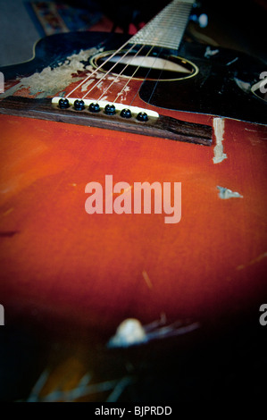 Vintage Akustikgitarre, rot bis schwarz Stockfoto