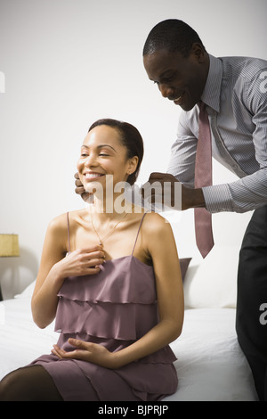 Mann tut eine Frau Halskette Verschluss oben Stockfoto