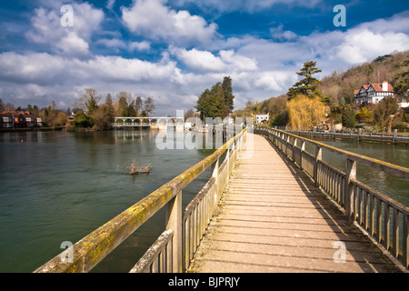 Suche entlang der Holzsteg über den Fluss Themse in Richtung Marsh schloss in der Nähe von Henley on Thames in Oxfordshire, Vereinigtes Königreich Stockfoto