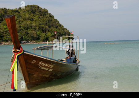 Ein Thai Long-tailed Boot ankern in Loh Lana Bay auf Phi Phi Island. Stockfoto