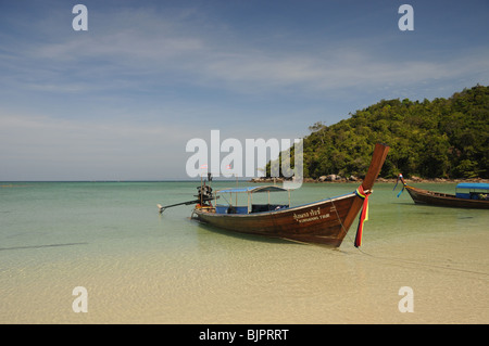 Ein Thai Long-tailed Boot ankern in Loh Lana Bay auf Phi Phi Island. Stockfoto