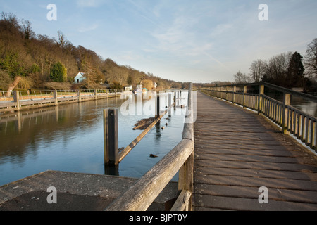 Suche entlang der Holzsteg über die Themse von Marsh schloss in der Nähe von Henley on Thames, Großbritannien Stockfoto