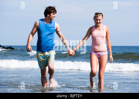 Paar Hand in Hand am Strand Stockfoto