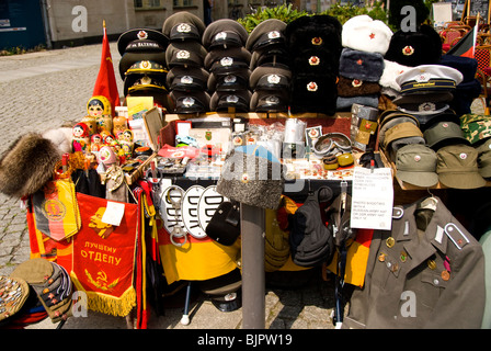 Ein Souvenir-Stand in der Nähe von Checkpoint Charlie in der Friedrichstraße, Berlin, Deutschland Stockfoto