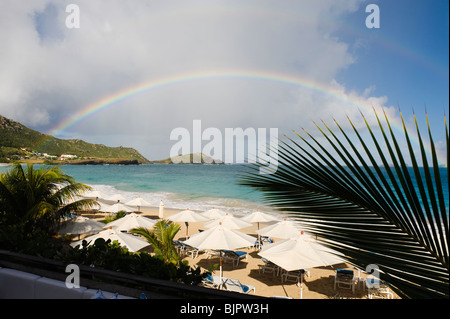 Regenbogen über einen Strand in der Karibik Stockfoto