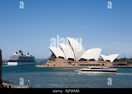 Riesige Kreuzfahrtschiff hinterließ Sydney Opera House und ein kleiner Sightseeing-Boot im Vordergrund Stockfoto