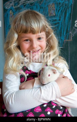 Kleine Mädchen und ihr Haustier. Stockfoto