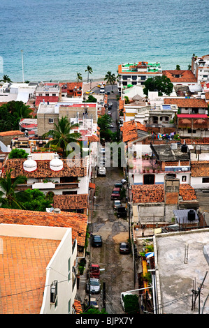 Blick auf die Straße führt zum Pazifischen Ozean in Puerto Vallarta, Mexiko Stockfoto