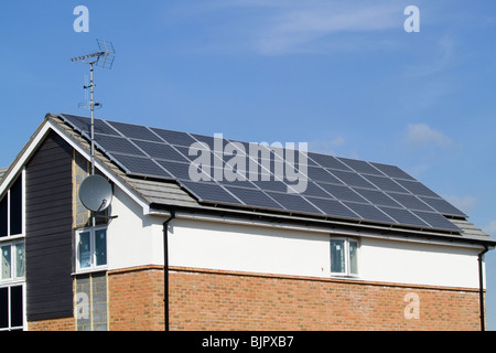 Neu gebaute Gehäuse mit Sonnenkollektoren auf dem Dach montiert Stockfoto