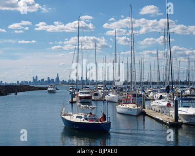 YACHT MARINA IM NAHEN BRIGHTON AM HORIZONT VICTORIA AUSTRALIEN NEBEN PORT PHILLIP BAY MIT SKYLINE VON MELBOURNE VERLASSEN Stockfoto