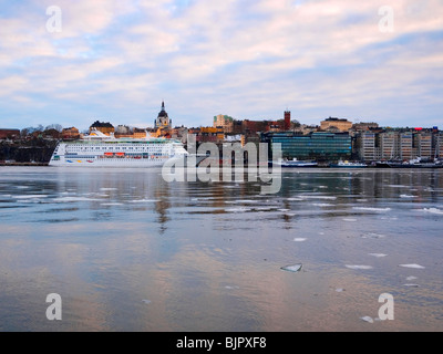 Kreuzfahrtschiff Birka Paradise (2004) bereitet sich Stadsgårdskajen in Slussen, Stockholm, Schweden zu verlassen. Stockfoto