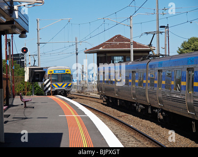 Züge fahren und das Ankommen in Brighton Beach BAHNHOF BRIGHTON MELBOURNE VICTORIA AUSTRALIEN Stockfoto