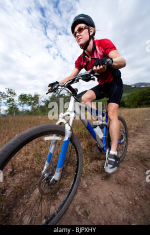 Radfahren am Pfad außerhalb Frau Stockfoto