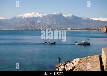 Ansicht des Taurus-Gebirges im Hafen von alte Antalya, Türkei Stockfoto