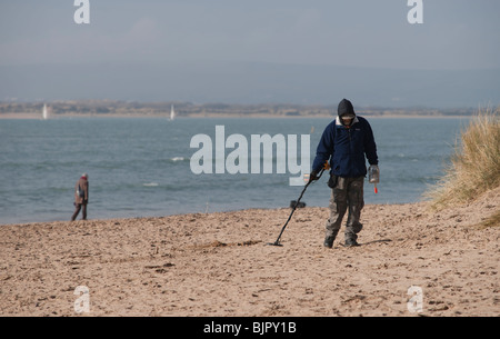 Ein Mann Metalldetektoren am Strand von Instow. Nord-Devon. UK Stockfoto