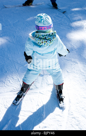 Junge Mädchen, die Skifahren lernen Stockfoto