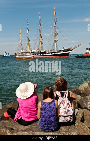 Leute, die die 4-Mast Bark Krusenstern, Hanse Sail 2008 in Rostock, Mecklenburg-Vorpommern, Deutschland, Europa Stockfoto