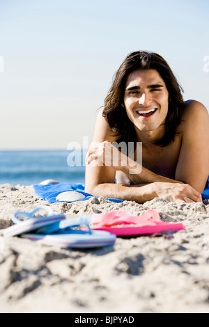 Mann am Strand liegen Stockfoto