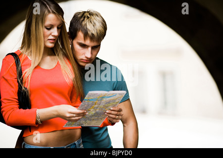 Paar Kartenlesen Stockfoto