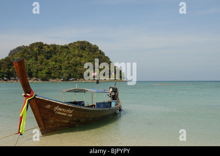 Ein Thai Long-tailed Boot ankern in Loh Lana Bay auf Phi Phi Island. Stockfoto