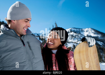 Ein paar draußen im Schnee Stockfoto