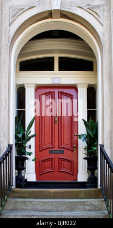 Rote Tür Savannah Georgia Stockfoto