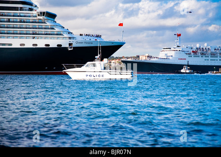 Kreuzfahrtschiff im Hafen von Sydney, Australien Stockfoto