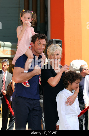 HUGH JACKMAN DEBORRA-LEE FURNESS AVA OSCAR HUGH JACKMAN Hand- und FUßABDRÜCKE Zeremonie HOLLYWOOD LOS ANGELES NV USA 21 April Stockfoto