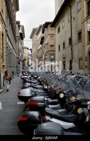 Mopeds in einer Linie in Florenz, Italien. Stockfoto