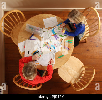 Junge und Mädchen spielen lernen zuhause lernen zu Hause. Stockfoto